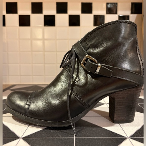 Fidji Black Leather Ankle Boots w Silver Leather Accent & Lace/Buckle Closure - Picture 4 of 10
